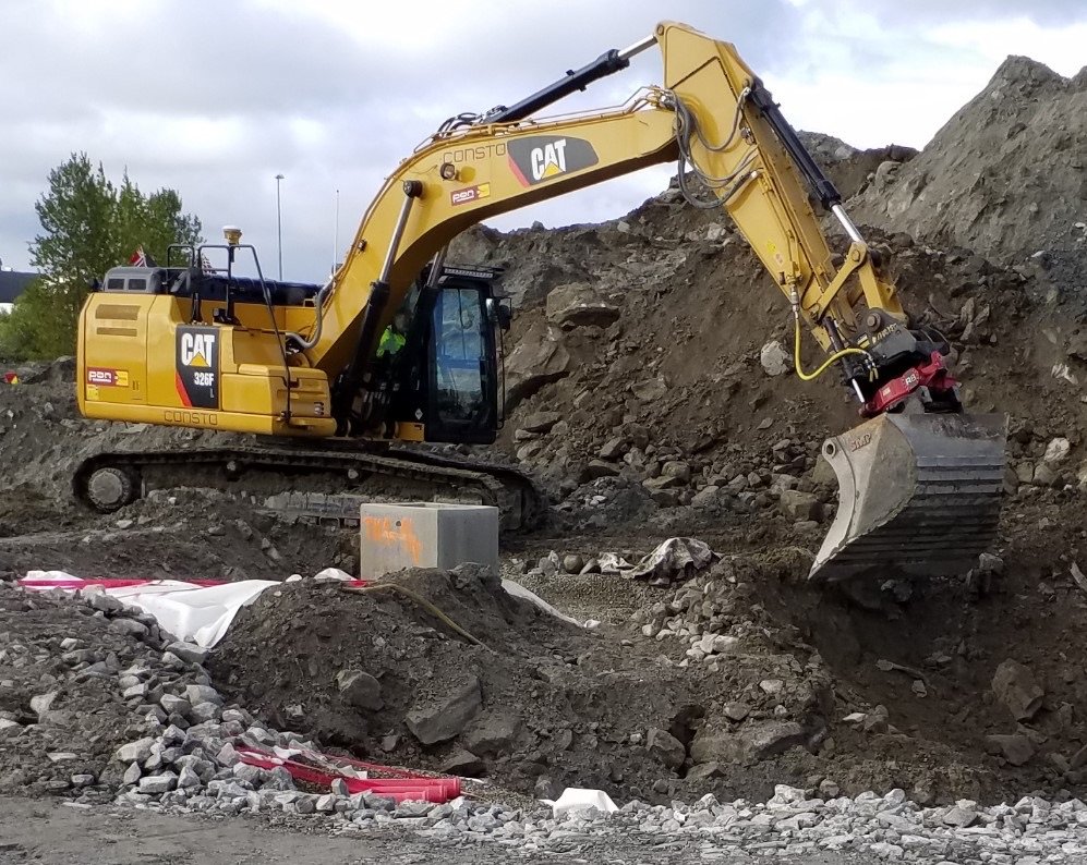Gravemaskin i arbeid med grunnarbeider