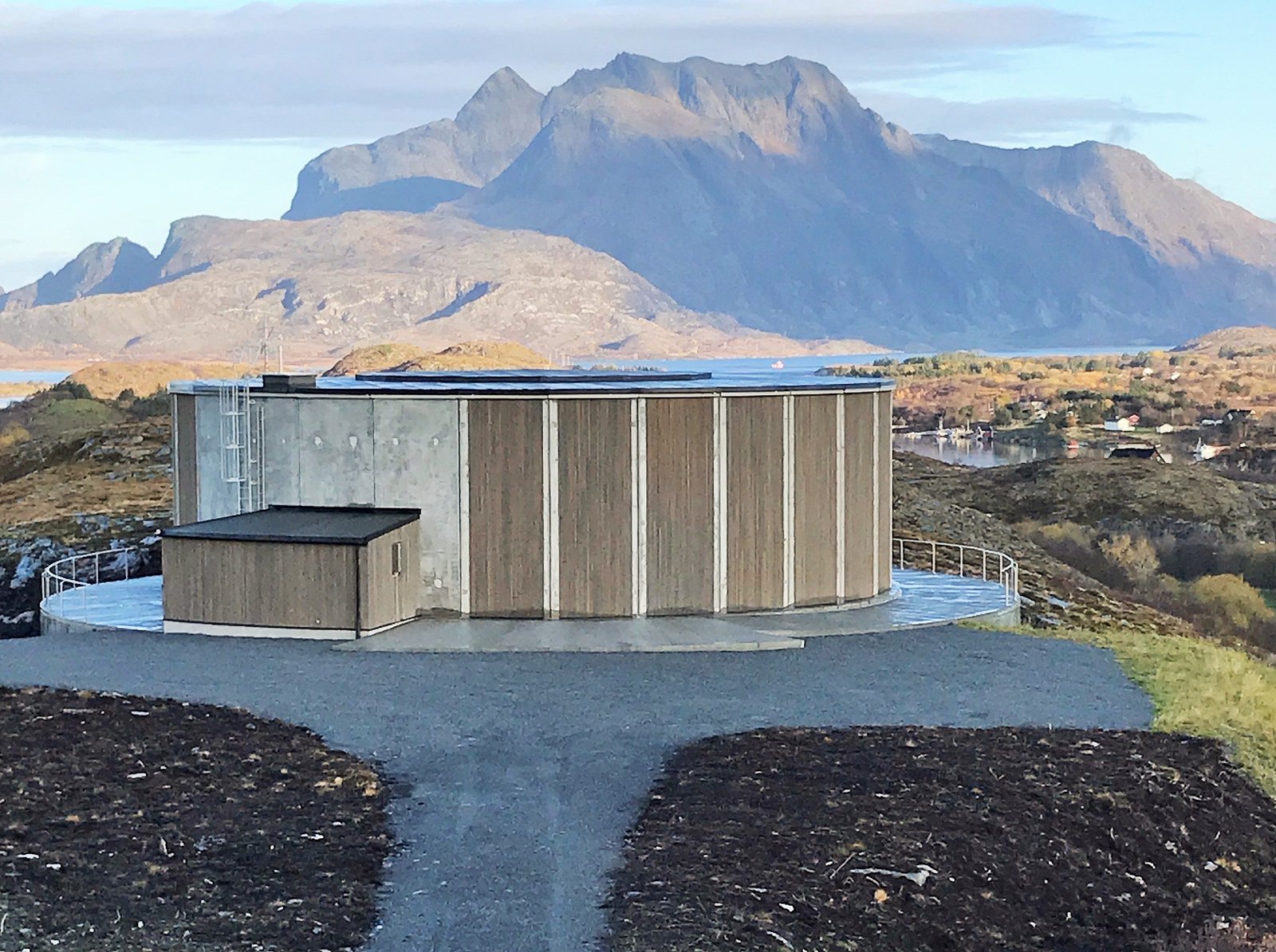 Høydebasseng i Herøy, bygget av Consto Anlegg, med fjellet bak