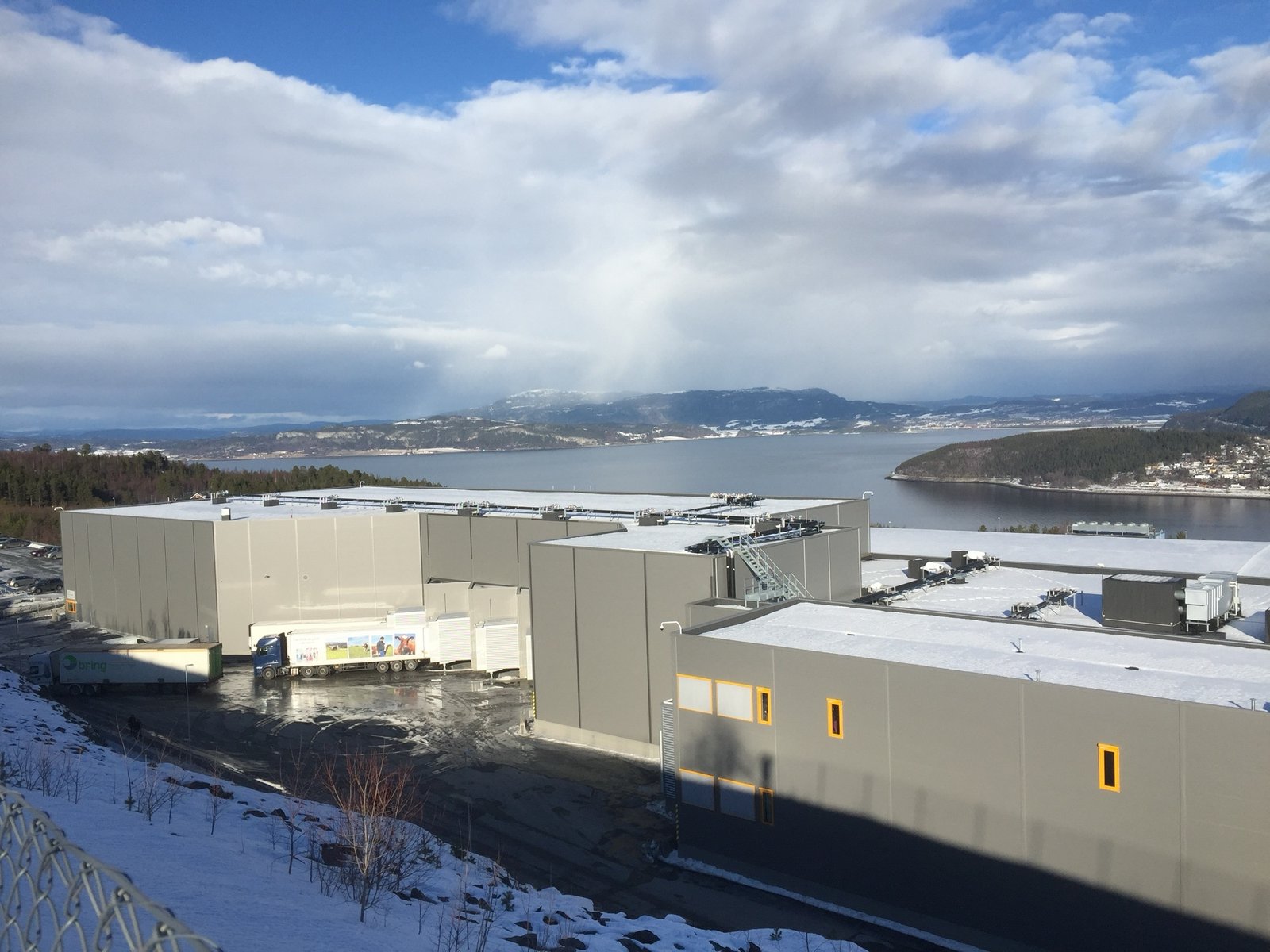 Industribygg ved sjøen