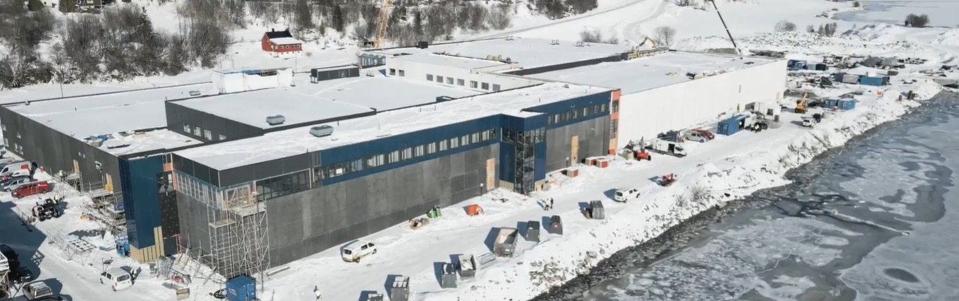 Settefiskanlegget på Tjuin i vinterlandskap